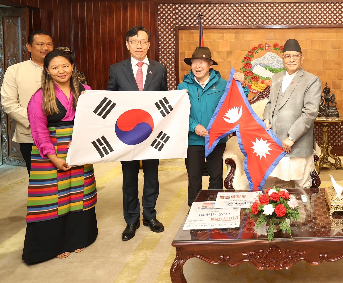 Hon. Prime Minister hands over the national flag to Korea-Nepal Joint expedition team 